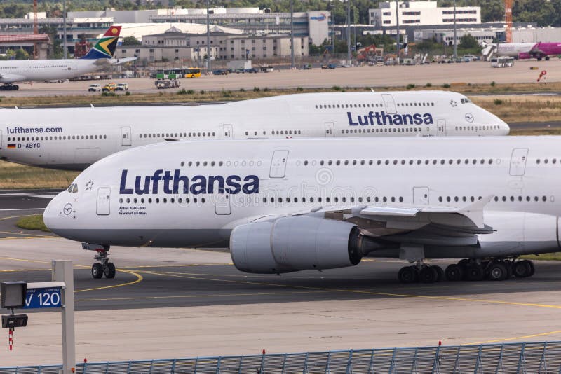 Франкфурт, hesse/Германия - 25 06 18: самолеты Lufthansa на авиапорте Франкфурта Германии стоковая фотография Франкфурт, hesse/Германия - 25 06 18: самолеты Lufthansa на авиапорте Франкфурта Германии стоковая фотография