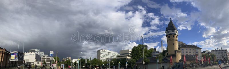 2805 2025 Франкфурт/Майн Германия. Панорама Bockenheim Warte на солнечный летний день после дождя стоковая фотография rf
