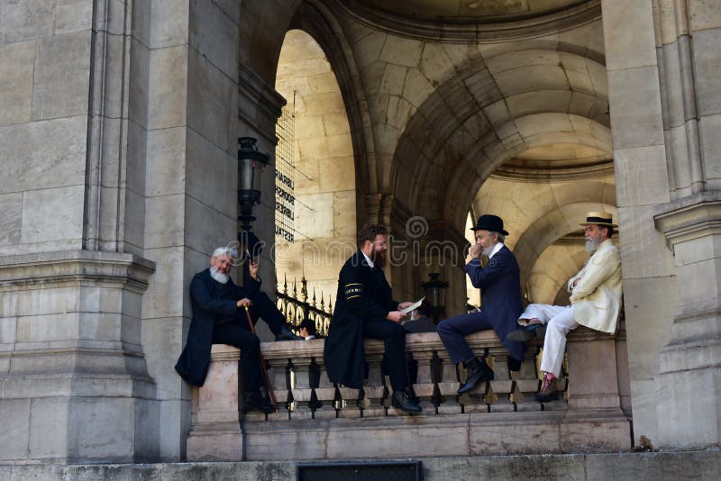 Франция paris Опера Garnier, Palais Garnier Август 2018 Актеры снимая фильм периода стоковое фото Франция paris Опера Garnier, Palais Garnier Август 2018 Актеры снимая фильм периода стоковое фото