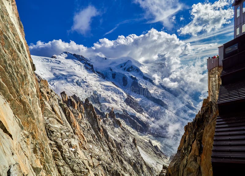 Француз Альпы, Монблан и ледники как увидено от Aiguille du Midi, Шамони, Франции стоковая фотография rf Француз Альпы, Монблан и ледники как увидено от Aiguille du Midi, Шамони, Франции стоковая фотография rf