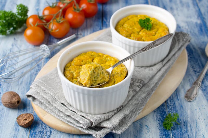 Француз испек суфле сыра с морковами и укропом в белом ramek стоковые фотографии rf Француз испек суфле сыра с морковами и укропом в белом ramek стоковые фотографии rf