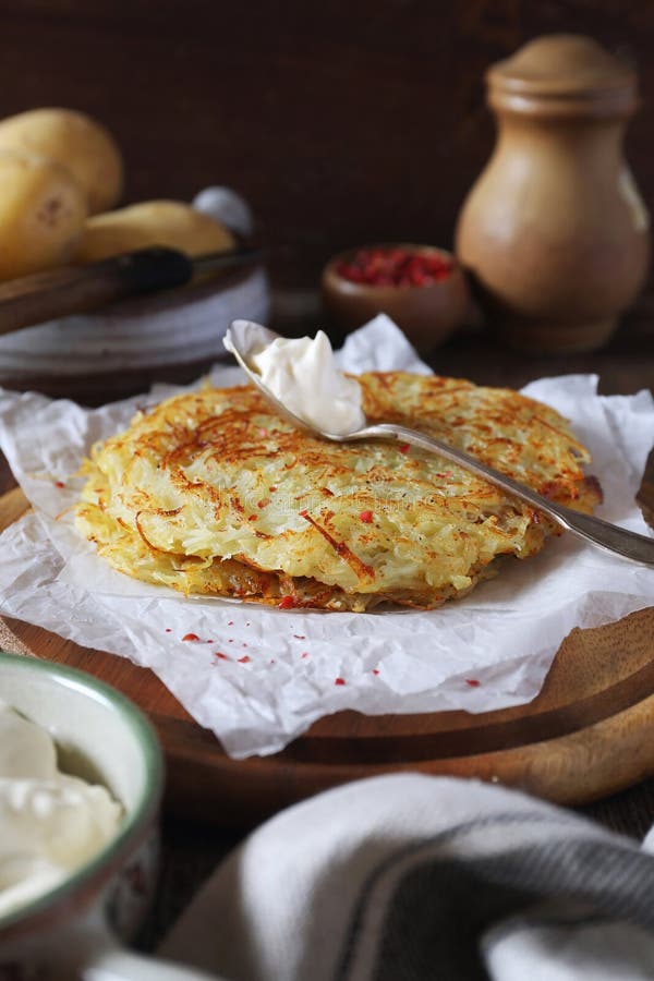 Французская кухня Darphin Pomme: зажаренные в духовке блинчики от сырцовых заскрежетанных картошек стоковые изображения Французская кухня Darphin Pomme: зажаренные в духовке блинчики от сырцовых заскрежетанных картошек стоковые изображения