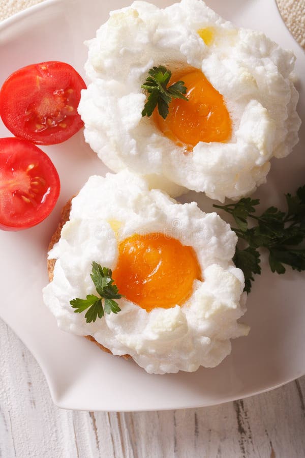 Французская кухня: испеченные яичка Orsini и крупный план томата вертикальный t стоковое фото Французская кухня: испеченные яичка Orsini и крупный план томата вертикальный t стоковое фото