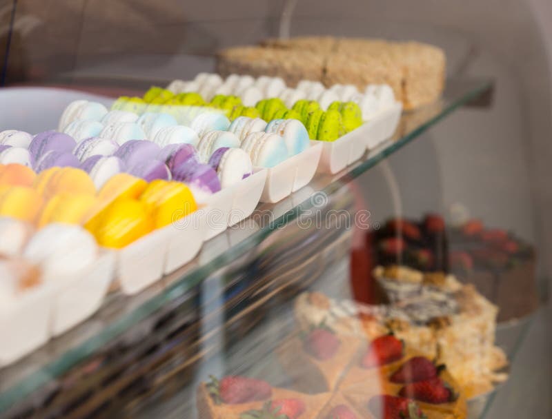 Французские macarons на дисплее в хлебопекарне стоковая фотография Французские macarons на дисплее в хлебопекарне стоковая фотография