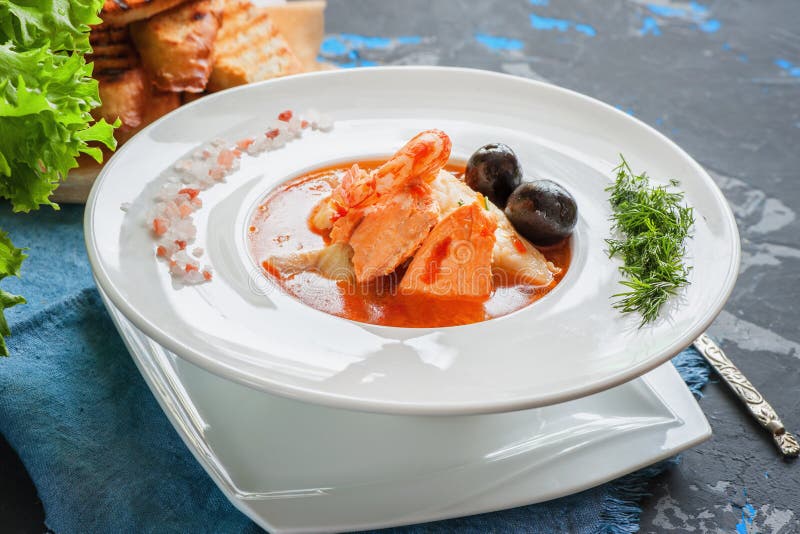 Французский буйабес супа рыб с морепродуктами, salmon филе, креветкой, богатым вкусом, очень вкусным обедающим в белизне красивой стоковые изображения rf Французский буйабес супа рыб с морепродуктами, salmon филе, креветкой, богатым вкусом, очень вкусным обедающим в белизне красивой стоковые изображения rf