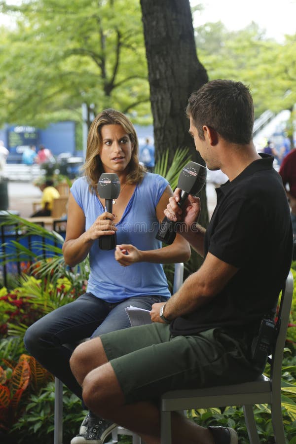 Французский бывший профессиональный теннисист и бывшее но. 1 Amelie Mauresmo мира во время интервью с Eurosport на США раскрывают стоковая фотография Французский бывший профессиональный теннисист и бывшее но. 1 Amelie Mauresmo мира во время интервью с Eurosport на США раскрывают стоковая фотография