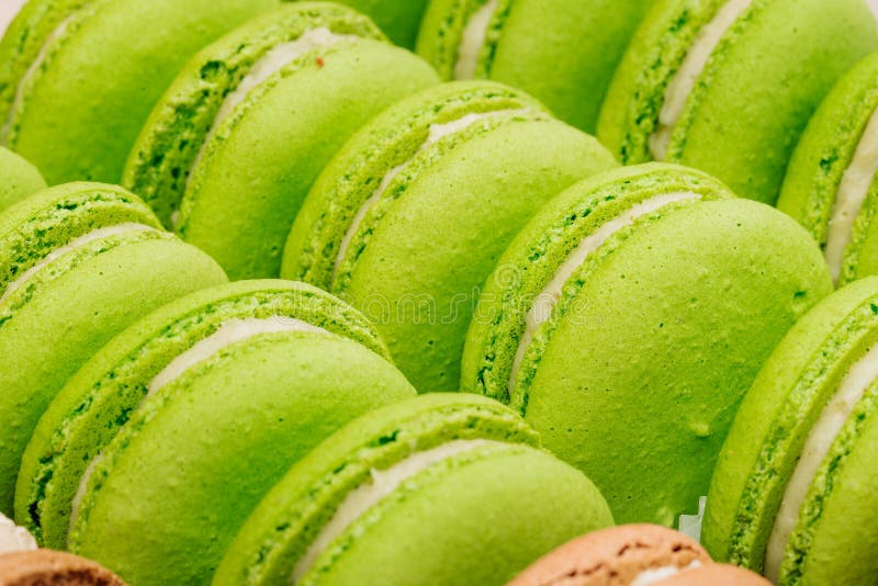 Французский сладостный деликатес, красочный крупный план разнообразия macaroons стоковое изображение rf Французский сладостный деликатес, красочный крупный план разнообразия macaroons стоковое изображение rf