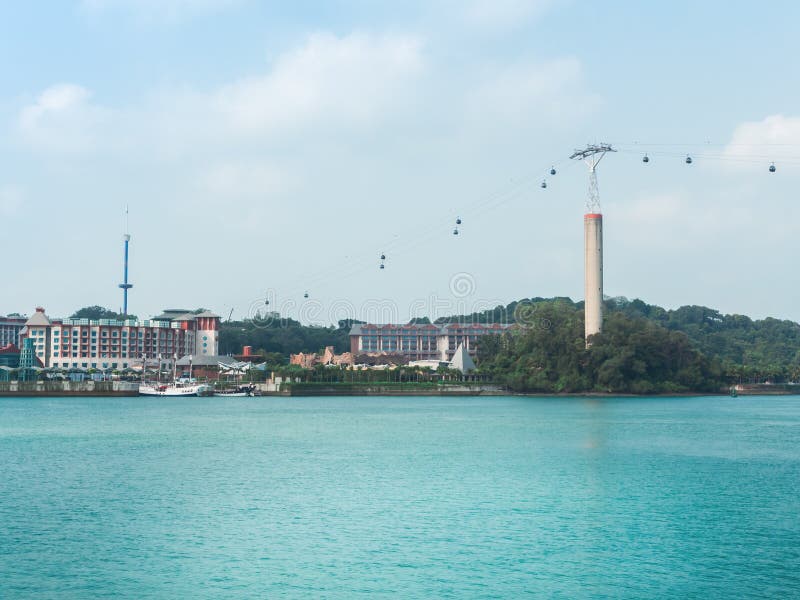Фуникулеры от Сингапура к острову Sentosa стоковые фотографии rf Фуникулеры от Сингапура к острову Sentosa стоковые фотографии rf