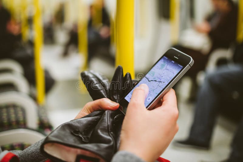 Фура трубки поезда метро insde женщины используя smartphone для того чтобы увидеть m стоковые фото Фура трубки поезда метро insde женщины используя smartphone для того чтобы увидеть m стоковые фото