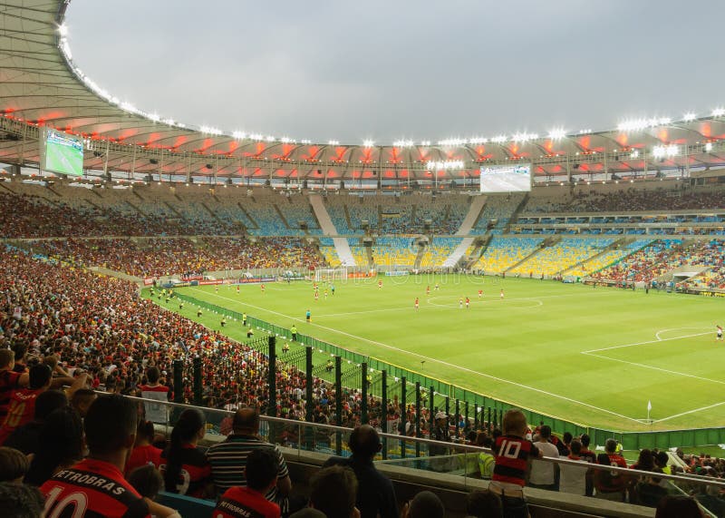 Футбольная игра на новом стадионе Maracana - Flamengo против Criciuma - Рио-де-Жанейро стоковое изображение rf Футбольная игра на новом стадионе Maracana - Flamengo против Criciuma - Рио-де-Жанейро стоковое изображение rf