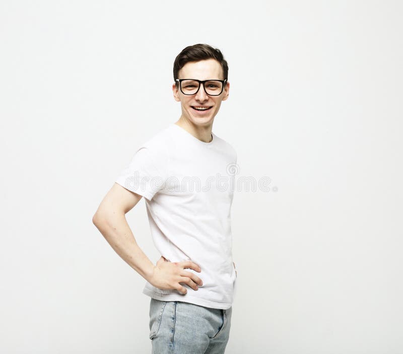 Футболка и eyeglasses молодого человека в белое на белом фоне стоковая фотография rf