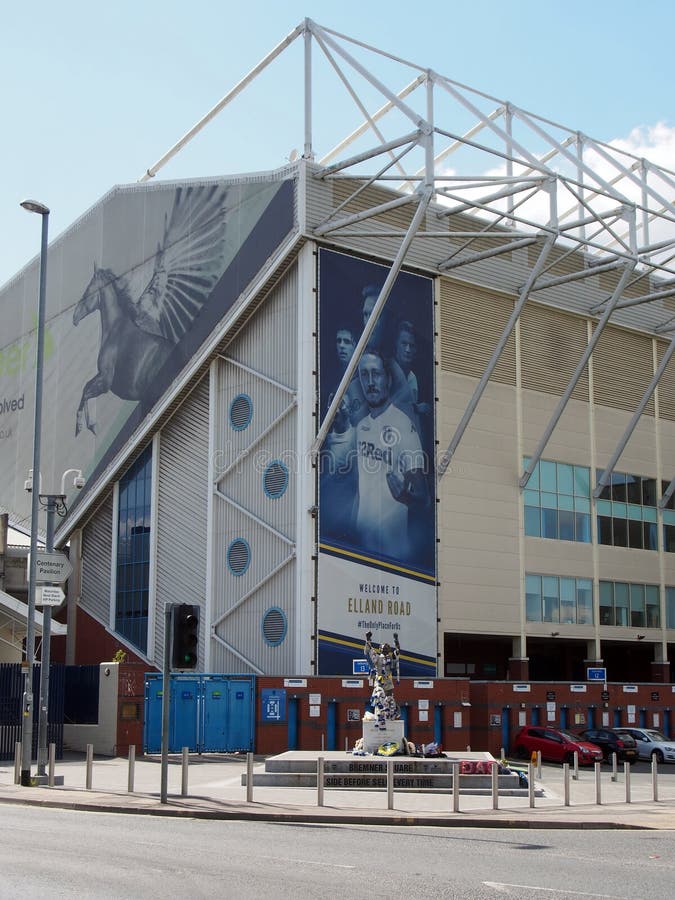 Футбольный стадион дороги Elland дом квадрата bremner witth Leeds United украшенного с шарфами и рубашками команды на день позже стоковые изображения Футбольный стадион дороги Elland дом квадрата bremner witth Leeds United украшенного с шарфами и рубашками команды на день позже стоковые изображения