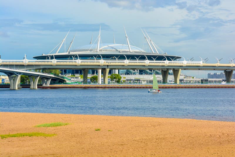 Футбольный стадион зенита стадиона Санкт-Петербурга на острове Krestovsky за мостом и заливом стоковое фото rf Футбольный стадион зенита стадиона Санкт-Петербурга на острове Krestovsky за мостом и заливом стоковое фото rf