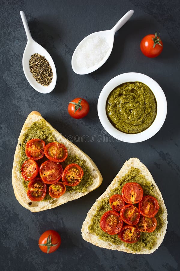 Хлебец с Pesto и зажаренным в духовке томатом стоковое фото rf Хлебец с Pesto и зажаренным в духовке томатом стоковое фото rf