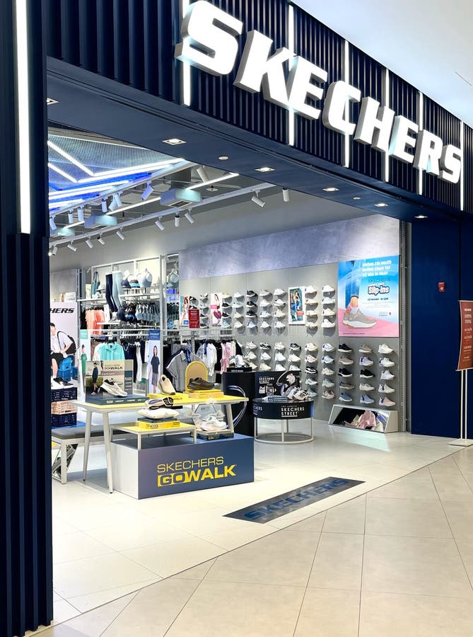 Ханой Вьетнам 23 мая 2025 : Яркий розничный магазин с кроссовками Skechers. На полках представлены различные модели атлетических стоковое изображение rf