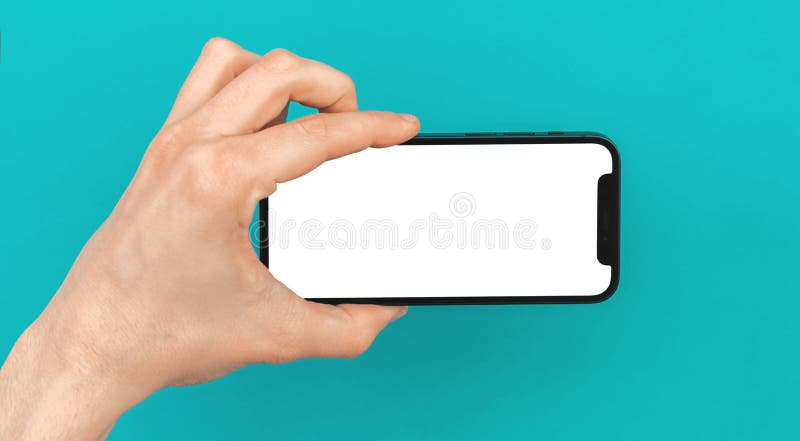 харьков украина 5 мая 2021 : мужчина с помощью apple iphone 12 горизонтально макет экрана фото на цветном пастельном фоне стоковая фотография