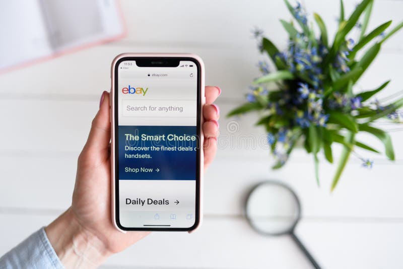 ХАРЬКОВ, УКРАИНА - 10-ое апреля 2019: Женщина держит iPhone x Яблока с eBay место com на экране стоковые фотографии rf