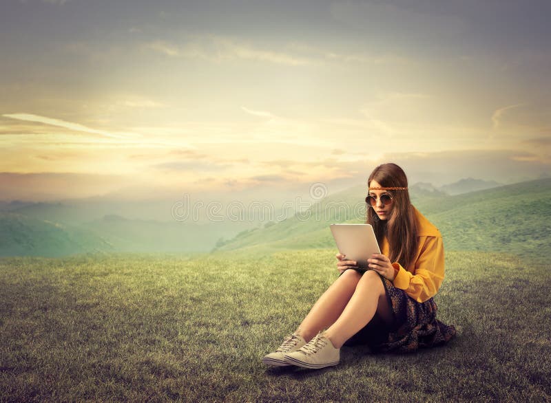 Стоять в живущей комнате иллюстрация штока. иллюстрации насчитывающей ...