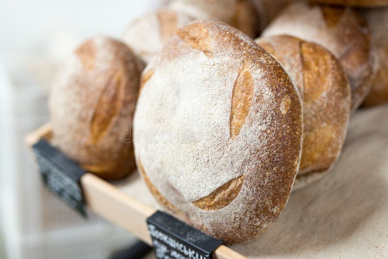 Хлебцы теплого вкусного свеже испеченного хлеба в магазине или рынке хлебопекарни стоковая фотография Хлебцы теплого вкусного свеже испеченного хлеба в магазине или рынке хлебопекарни стоковая фотография