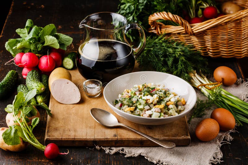 Холодный суп Okroshka с сосиской, овощами и квасом стоковые фотографии rf Холодный суп Okroshka с сосиской, овощами и квасом стоковые фотографии rf