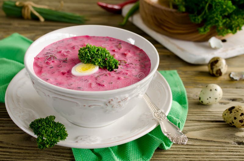 Холодный суп свеклы с яичком, огурцом, картошками и зелеными цветами стоковые фото Холодный суп свеклы с яичком, огурцом, картошками и зелеными цветами стоковые фото
