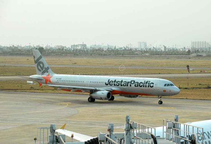ХО ШИ МИН - 10-ОЕ АПРЕЛЯ: Авиапорт Nhat сына аэробуса 320 Jetstar Азии приземляясь atTan 10-ого апреля 2015 в Вьетнаме стоковые изображения rf ХО ШИ МИН - 10-ОЕ АПРЕЛЯ: Авиапорт Nhat сына аэробуса 320 Jetstar Азии приземляясь atTan 10-ого апреля 2015 в Вьетнаме стоковые изображения rf