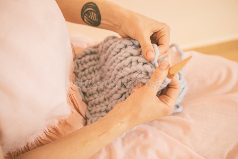 Хобби handmade Вязать процесс Руки ` s женщин и чувствительное розовое платье стоковые фото