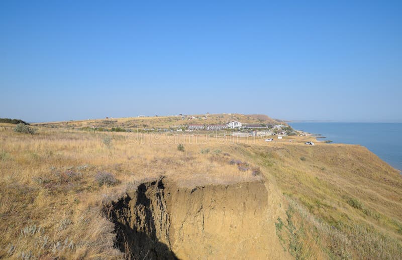 Холмистое побережье около моря Азова Глинистые породы, скала на береге стоковое изображение Холмистое побережье около моря Азова Глинистые породы, скала на береге стоковое изображение