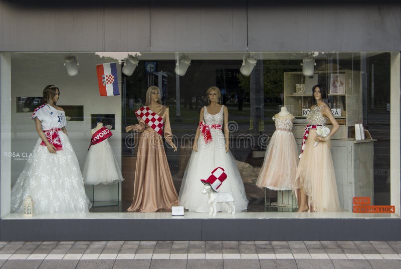 Хорватские традиционные бело-и-красные проверенные шарфы покрывая dressess свадьбы стоковые фото Хорватские традиционные бело-и-красные проверенные шарфы покрывая dressess свадьбы стоковые фото