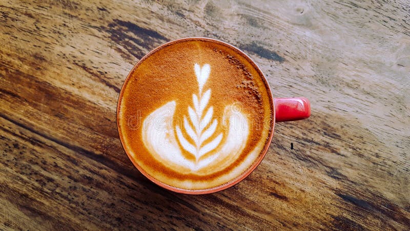 Хороший moring с искусством latte чашки кофе на деревянной предпосылке таблицы стоковое фото Хороший moring с искусством latte чашки кофе на деревянной предпосылке таблицы стоковое фото