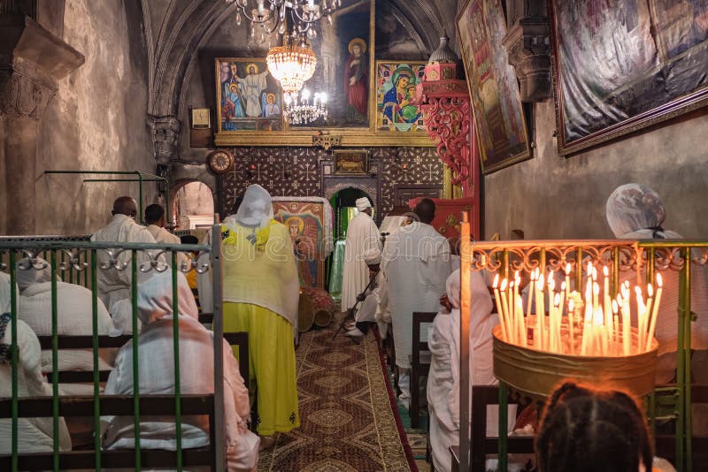 Христианская масса внутри эфиопской часовни в церков святого Sepulchre в Иерусалиме стоковые изображения Христианская масса внутри эфиопской часовни в церков святого Sepulchre в Иерусалиме стоковые изображения