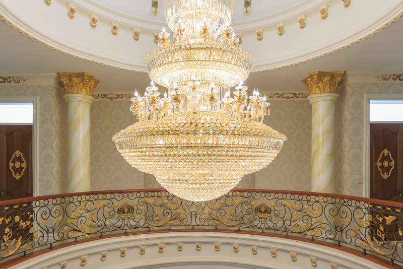 Хрустальная люстра шарика вольфрама стоковые изображения rf Хрустальная люстра шарика вольфрама стоковые изображения rf