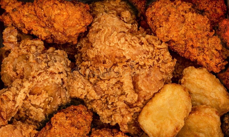 Хрустящие жареная курица и nuggests Предпосылка фаст-фуда Пряное раздраженное стоковое изображение