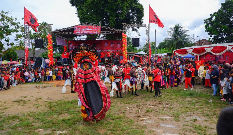 The Performances Of The Lumping And Reog Horse Arts Which Were Witnessed By Many People, In The City Of Muntok. The Performances Of The Lumping And Reog Horse Arts Which Were Witnessed By Many People, In The City Of Muntok