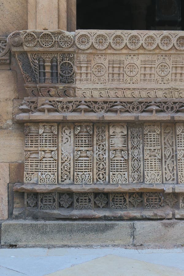 Художнический каменный высекать на окне, исламское старое историческом архитектура стоковые фотографии rf Художнический каменный высекать на окне, исламское старое историческом архитектура стоковые фотографии rf