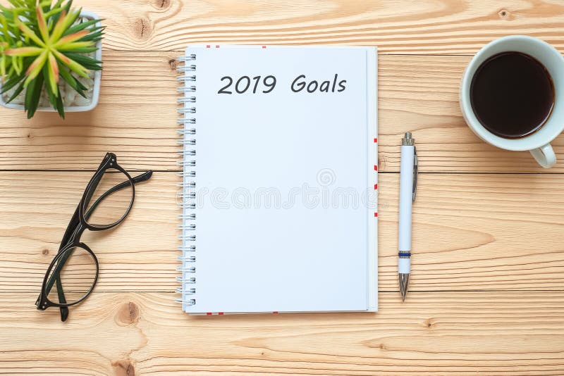 2019 целей с тетрадью, черной кофейной чашкой, ручкой и стеклами на таблице, космосе взгляда сверху и экземпляра Начало Нового Го стоковые изображения 2019 целей с тетрадью, черной кофейной чашкой, ручкой и стеклами на таблице, космосе взгляда сверху и экземпляра Начало Нового Го стоковые изображения