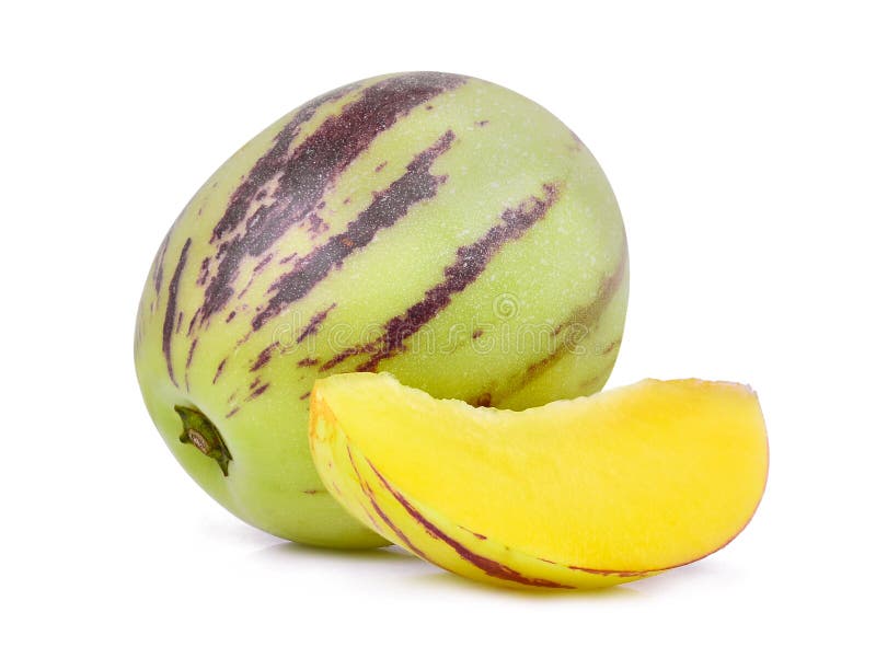 Целый и куски плодоовощ дыни pepino изолированного на белизне стоковое фото rf Целый и куски плодоовощ дыни pepino изолированного на белизне стоковое фото rf
