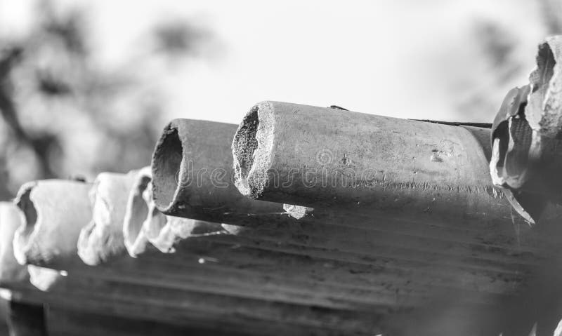 Цементные трубы азбеста стоковое изображение. изображение насчитывающей ...