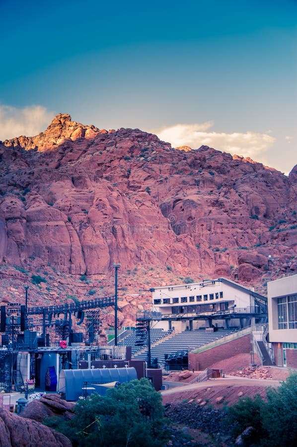 Центр для искусств, Ivins Tuacahn, Юта, снаружи St. George стоковые изображения Центр для искусств, Ivins Tuacahn, Юта, снаружи St. George стоковые изображения
