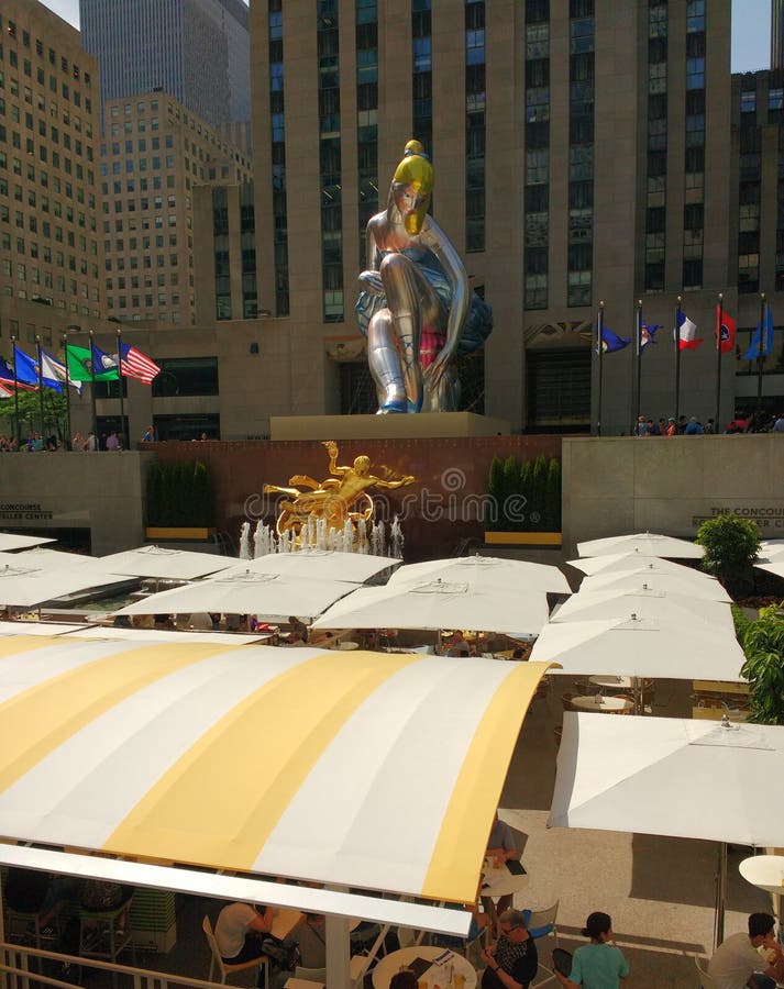 Центр Рокефеллер, усаженная балерина Джеф Koons, Нью-Йорком, NYC, NY, США стоковые фотографии rf Центр Рокефеллер, усаженная балерина Джеф Koons, Нью-Йорком, NYC, NY, США стоковые фотографии rf