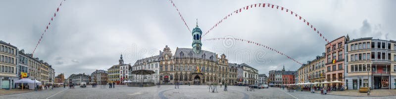 Центральная площадь и ратуша в Mons, Бельгии.