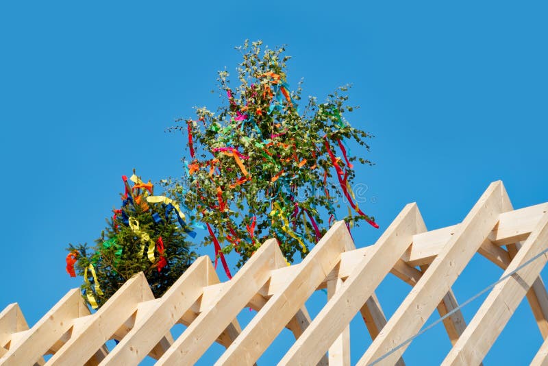 Roofing_ceremony стоковое изображение. изображение насчитывающей небо