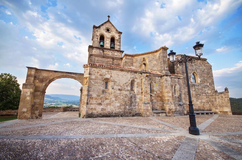 Церковь San Vicente Martir и San Sebastian на сумраке, в Frias, Бургос, Испания стоковые изображения Церковь San Vicente Martir и San Sebastian на сумраке, в Frias, Бургос, Испания стоковые изображения