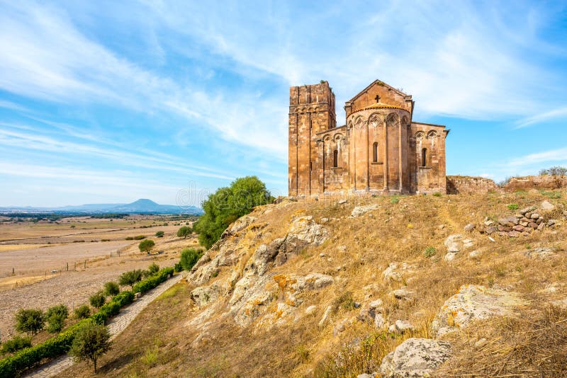 Церковь Sant Antioco di Bisarcio около Ozieri стоковые фотографии rf Церковь Sant Antioco di Bisarcio около Ozieri стоковые фотографии rf