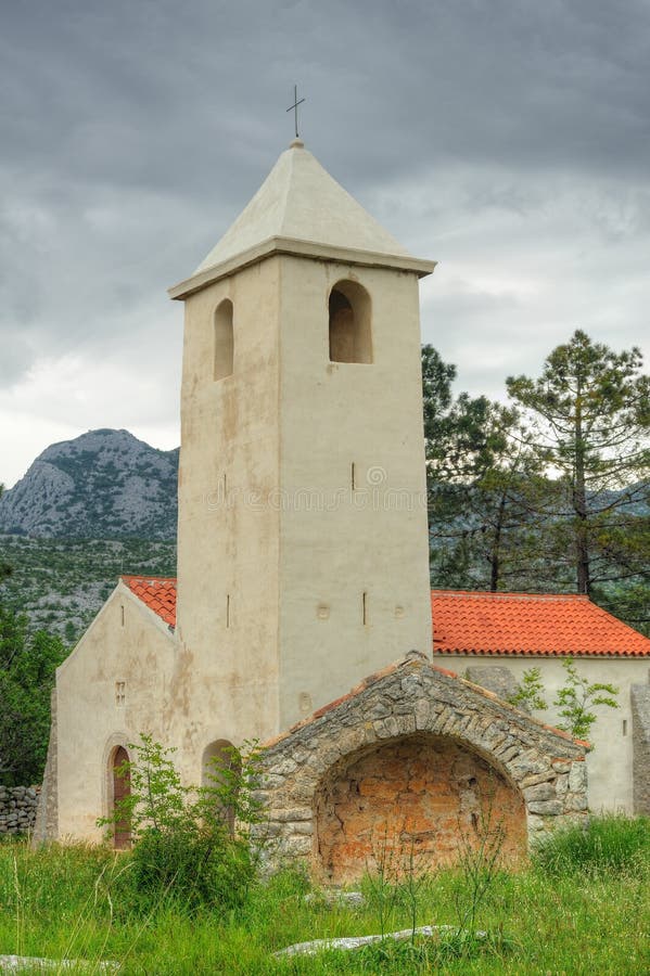 Церковь St. Питер, Starigrad - Paklenica, Croati стоковая фотография Церковь St. Питер, Starigrad - Paklenica, Croati стоковая фотография