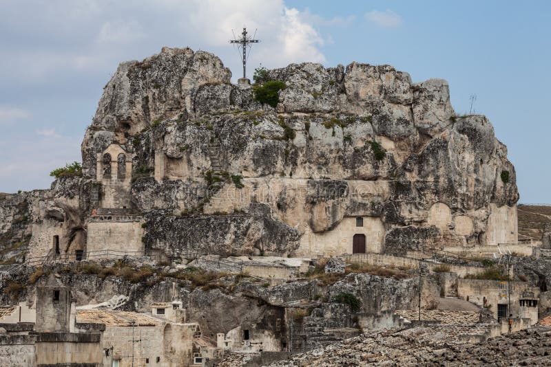 Церковь высекла в утес Италия matera стоковые изображения rf Церковь высекла в утес Италия matera стоковые изображения rf