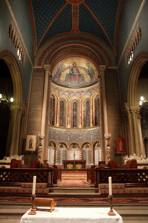 Церковь изменяет и сильно украшенный chancel апсиды Wilton стоковое изображение rf Церковь изменяет и сильно украшенный chancel апсиды Wilton стоковое изображение rf