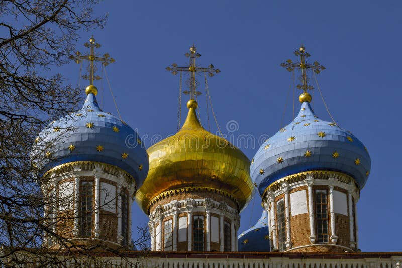 церковь придает куполообразную форму: золотистое правоверное Церковь Transfiguration в Рязани Россия стоковые изображения церковь придает куполообразную форму: золотистое правоверное Церковь Transfiguration в Рязани Россия стоковые изображения