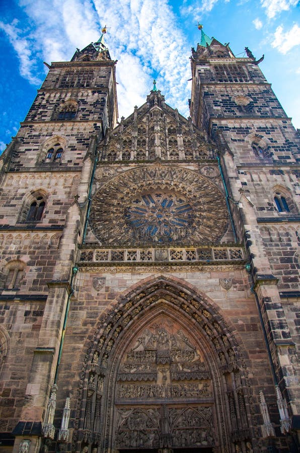 Церковь Св. Лаврентия в старом городке Нюрнберге Nurnberg, Баварии, Ger стоковое фото rf Церковь Св. Лаврентия в старом городке Нюрнберге Nurnberg, Баварии, Ger стоковое фото rf