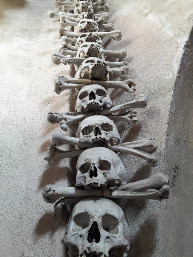 Церковь старого ремесла барочная в смерти статуи ткачей ossuary Праги стоковое изображение rf Церковь старого ремесла барочная в смерти статуи ткачей ossuary Праги стоковое изображение rf